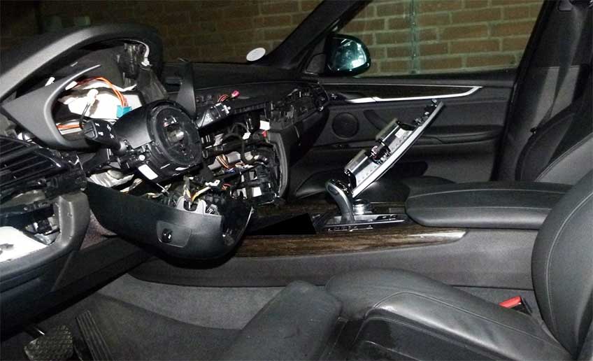 Die T&auml;ter bauten diverse technische Ger&auml;te und das Lenkrad aus dem Wagen aus.