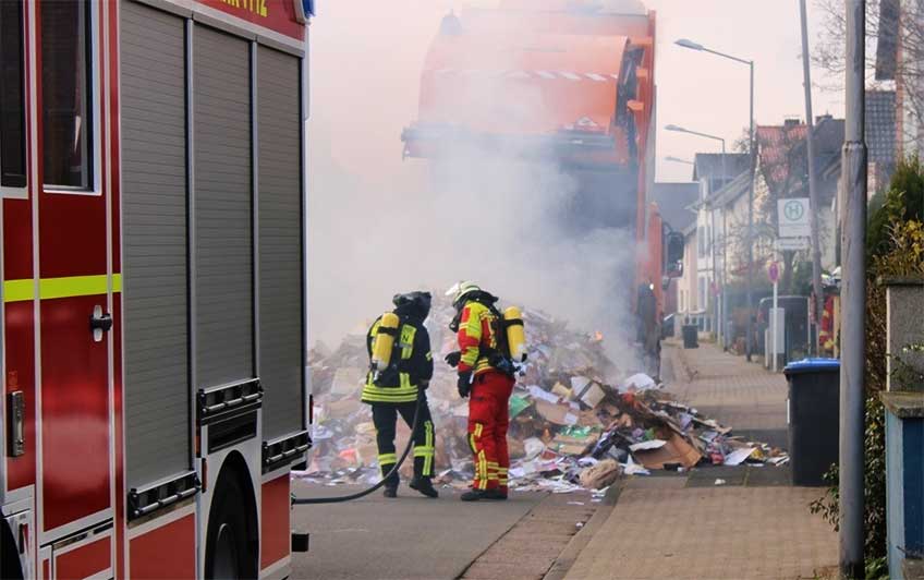 Das Papier begann zu brennen.