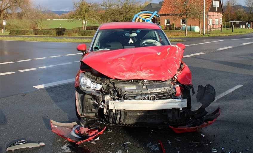 Der Audi kollidierte mit einem querenden Mercedes Sprinter.