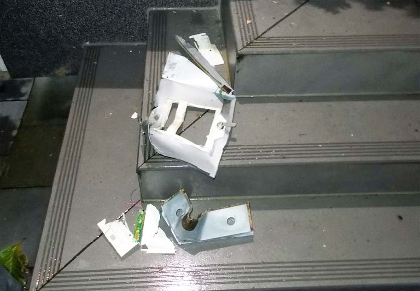 Einzelteile des Briefkasten flogen in Folge der Sprengung mehrere Meter weit durch die Luft.