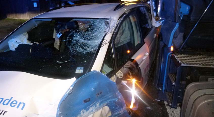 Das Taxi wurde vom Lkw auf der Fahrerseite getroffen und auf die Gegenfahrspur geschoben.