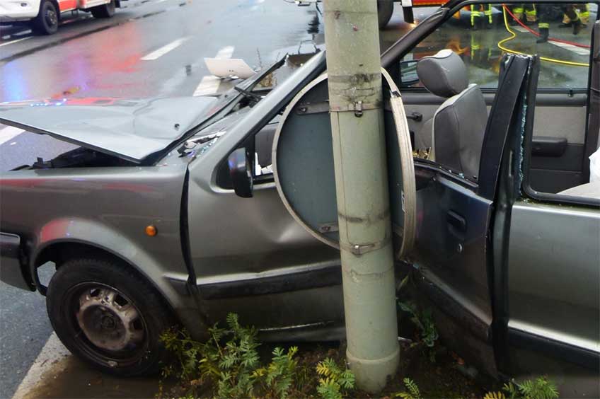 Der Nissan des Mindeners prallte mit der Fahrerseite gegen einen Ampelmasten.
