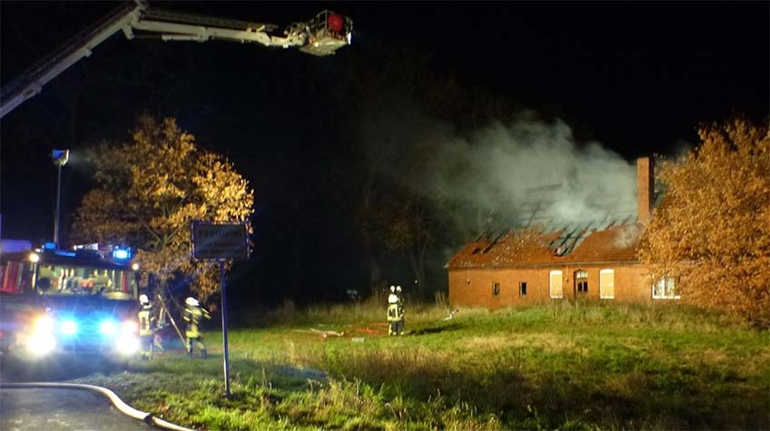 Nach Brand in Frotheim: Polizei vermutet Feuerwerksraketen als Auslöser - Ermittler suchen zwei Jugendlichen als Zeugen Das Gebäude wurde bei dem Brand schwer beschädigt.