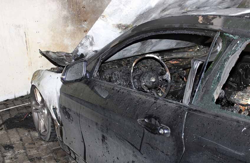 Der BMW brannte nahezu vollständig aus. Die Ermittlungen der Polizei zur Ursache dauern an.