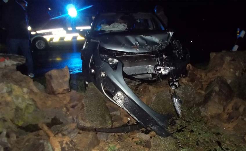 Gegen Mauer geprallt Der Opel prallte mit der Front gegen die Grundstücksmauer.