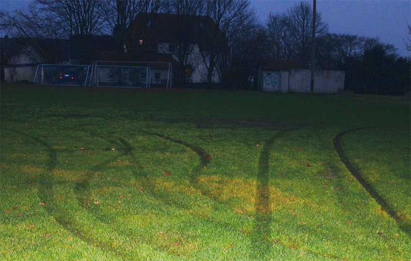 Der Pkw hinterlie&szlig; deutliche Spuren.