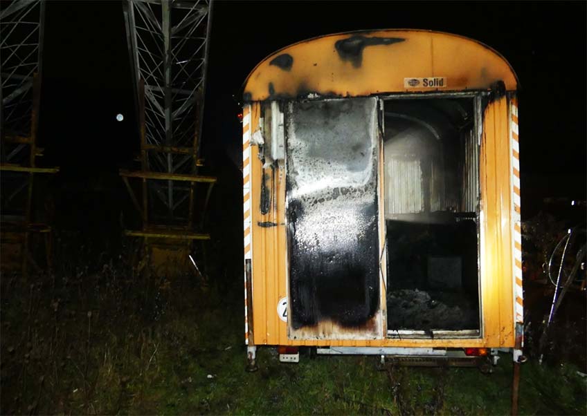 Der Bauwagen brannte v&ouml;llig aus.