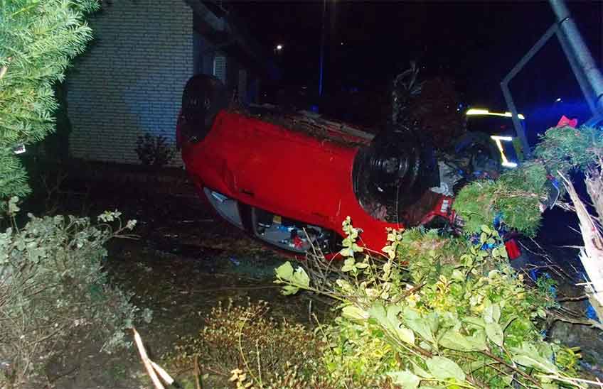 Der Kleinwagen blieb auf dem Dach liegen.