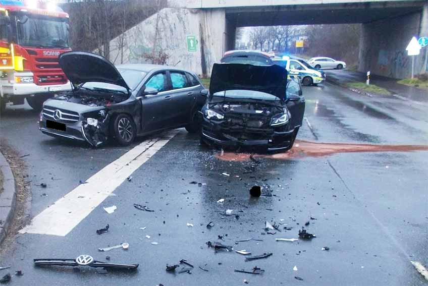 Infolge der Kollision waren die beiden Autos nicht mehr fahrbereit und mussten abgeschleppt werden.