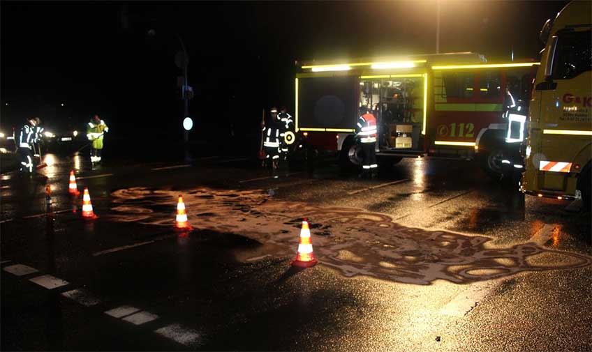 Durch Glassplitter und ausgelaufenem &Ouml;l verunreinigt, musste die Kreuzung B 239/Lemf&ouml;rder Stra&szlig;e am Morgen aufwendig gereingt werden.