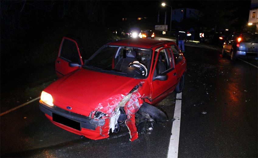Der Ford Fiesta nahm erheblichen Schaden.