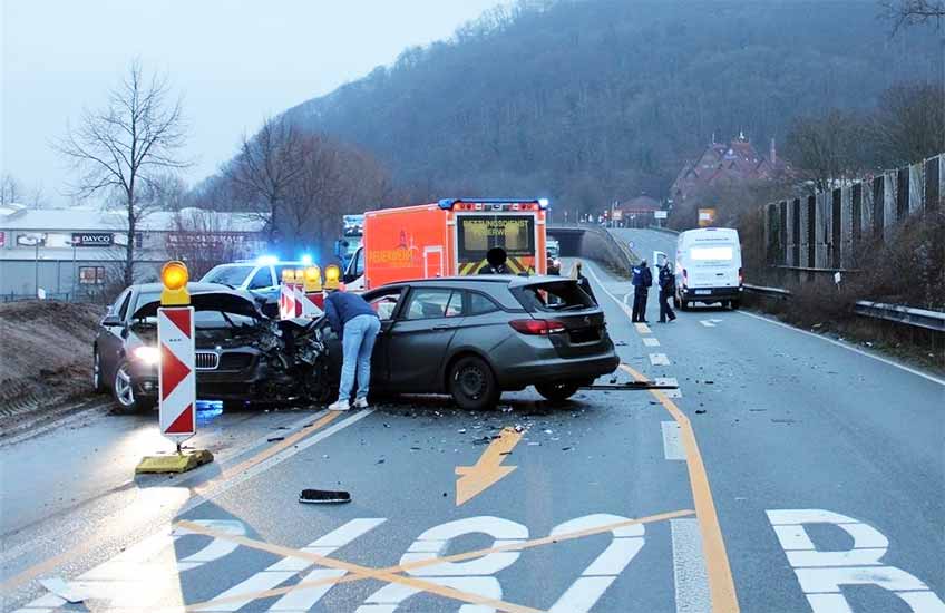 Beim Unfall auf der B 482 kollidierten drei Autos.