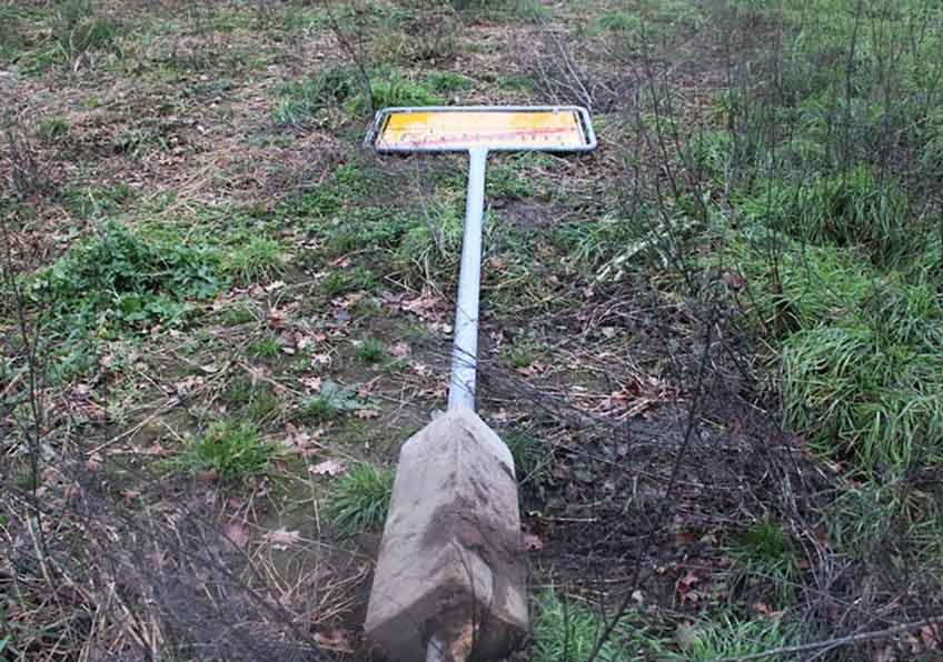 Das Orteingangsschild wurde auf einer Gr&uuml;nfl&auml;che aufgefunden.