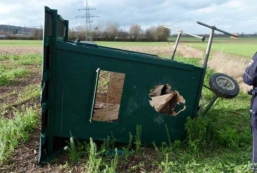 Die Jagdkanzel wies Besch&auml;digungen an den Seitenw&auml;nden auf.