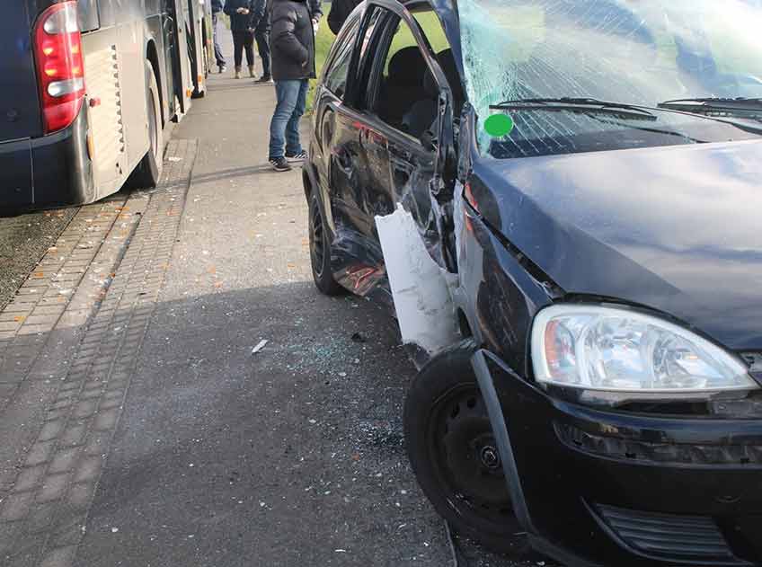 Der Opel wurde stark besch&auml;digt.