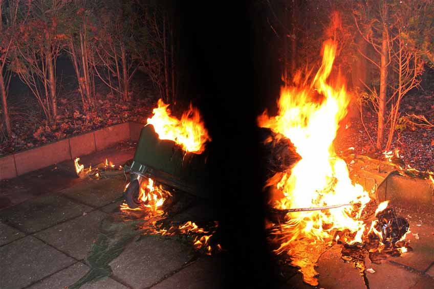 An der Birger-Forell-Straße stand dieser Müllcontainer in hellen Flammen.