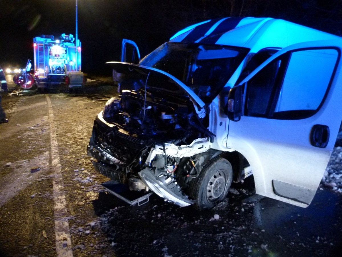 Der Transporter nahm erheblichen Schaden.