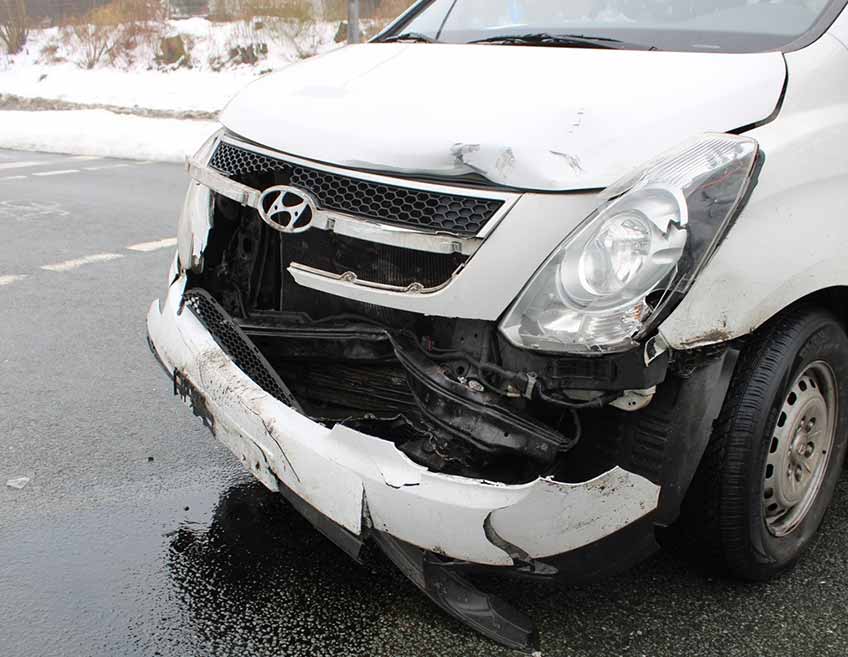 Der Kleintransporter nahm deutlich sichtbaren Schaden.