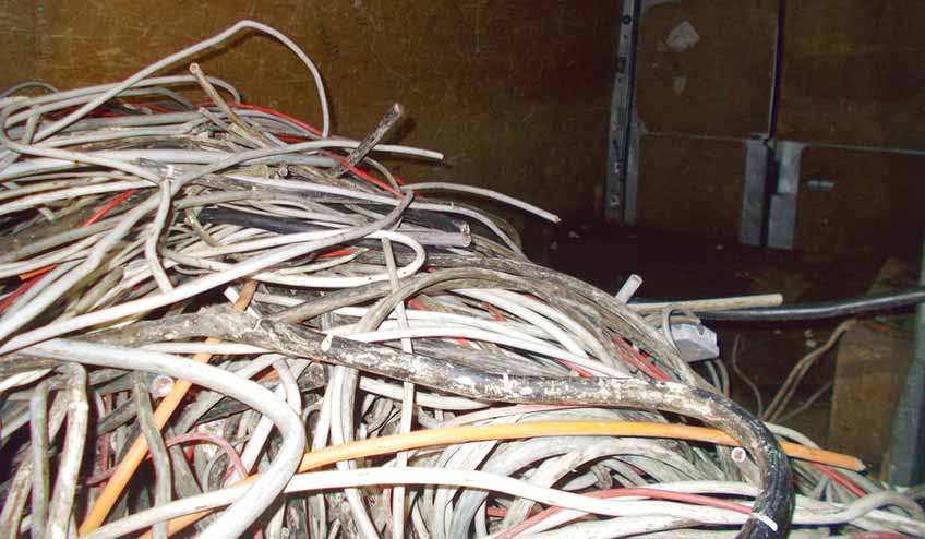 In dem Ford befanden sich unz&auml;hlige Kabel unbekannten Ursprungs.