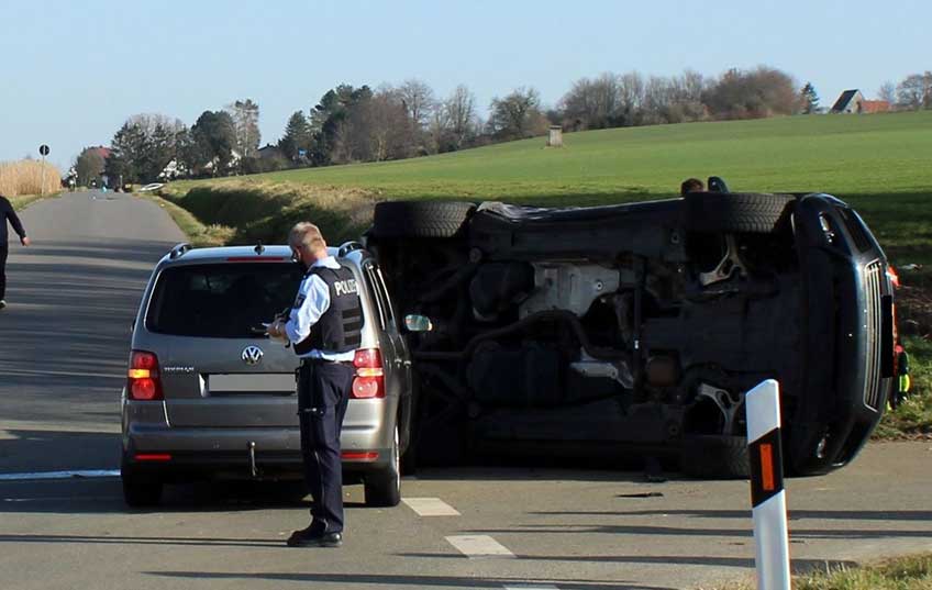 Der VW Touareg kippte durch die Wucht der Kollision um und blieb auf der Fahrerseite liegen.
