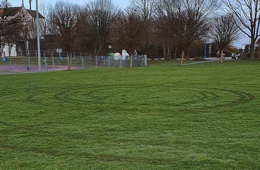 Der Pkw hinterlie&szlig; deutliche Spuren.