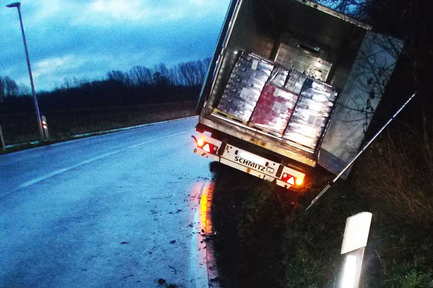 Im Verlauf einer Rechtskurve kam der Lkw-Fahrer von der Stra&szlig;e ab.