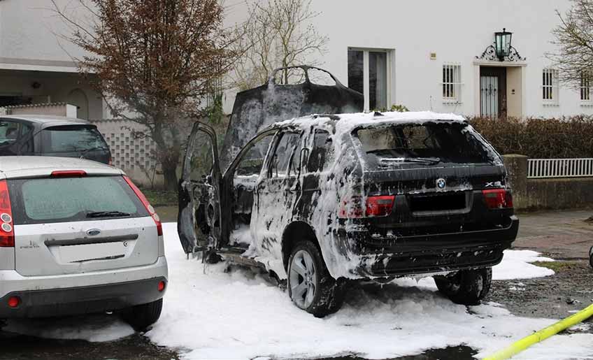 Der schwarze BMW brannte aus. Der daneben stehende Ford wurde durch die Hitze ebenfalls erheblich besch&auml;digt.