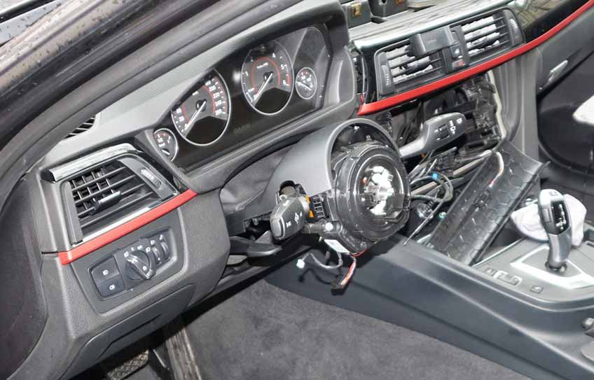 Die Diebe hatten es vornehmlich auf hochwertige BMW-Teile abgesehen.