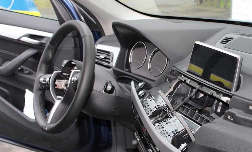 Erneut wurden hochwertige Fahrzeugteile aus BMW gestohlen.