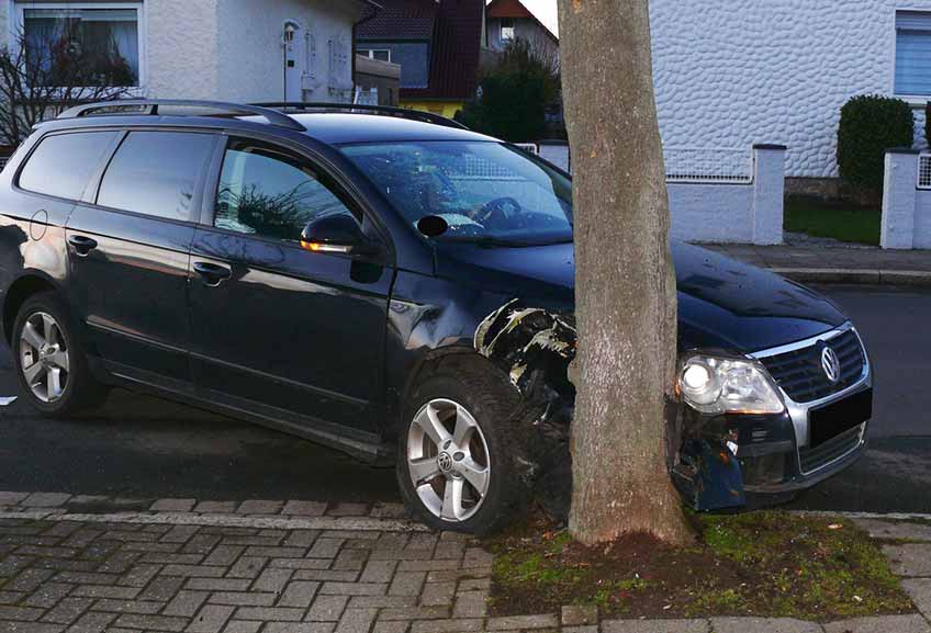 Der Passat wurde an der vorderen rechte Ecke massiv besch&auml;digt.