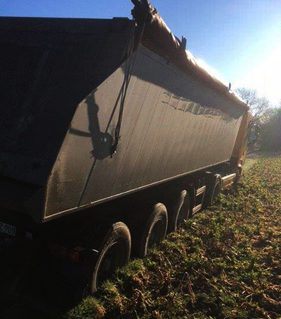 Der mit 28 Tonnen Schotter beladene Sattelzug blieb im aufgeweichten Seitenstreifen stecken.
