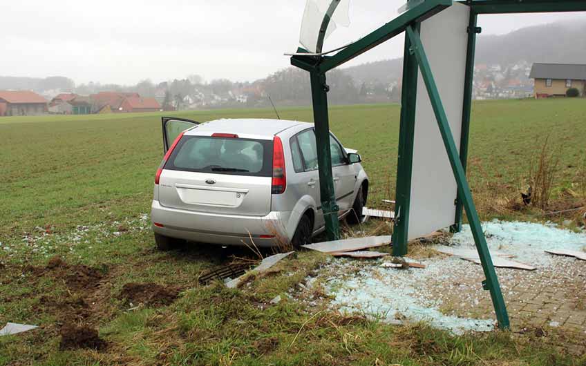 Der Ford der 21-J&auml;hrigen kam hinter dem demolierten Warteh&auml;uschen auf einem Acker zum Stehen.