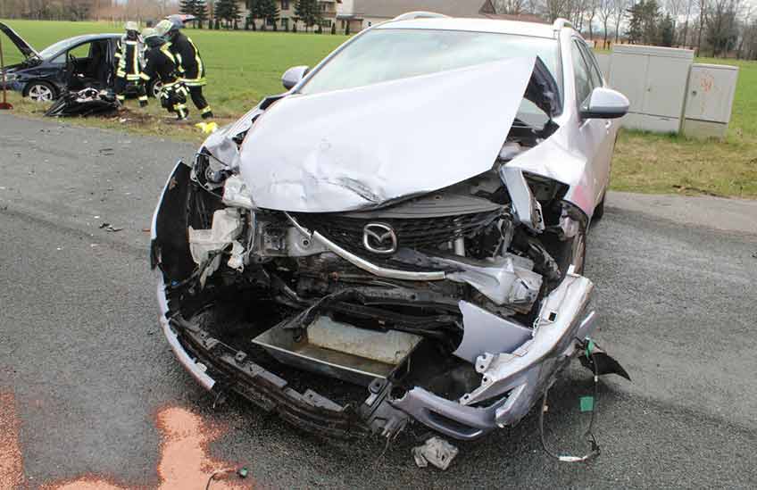 Beide Autos nahmen erheblichen Schaden.