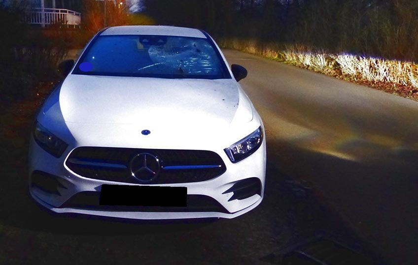 Auch ein Gullideckel wurde auf die Scheibe eines Mercedes geworfen.