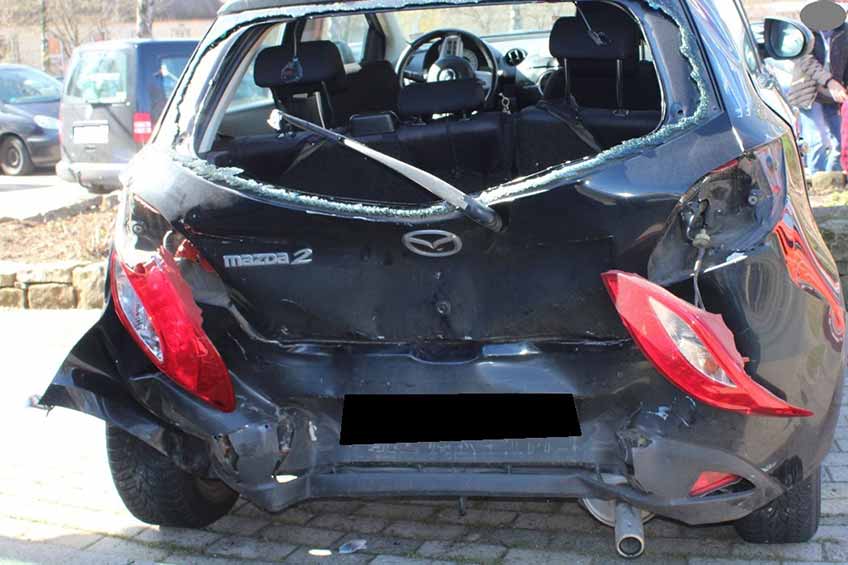 Das Heck des Mazdas wurde erheblich beschädigt.