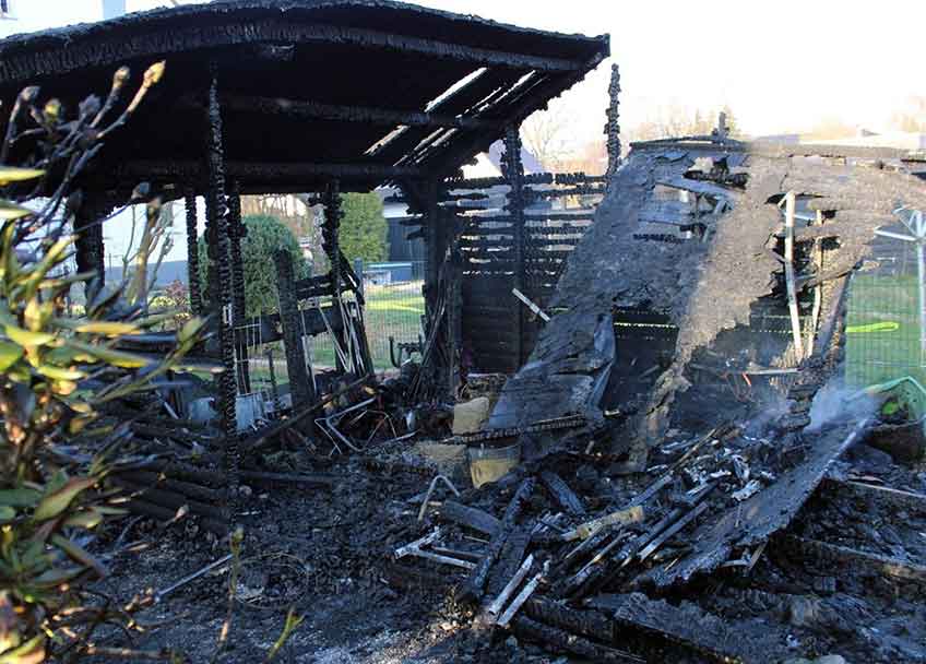 Die hölzerne Gartenhütte wurde durch die Flammen völlig zerstört.
