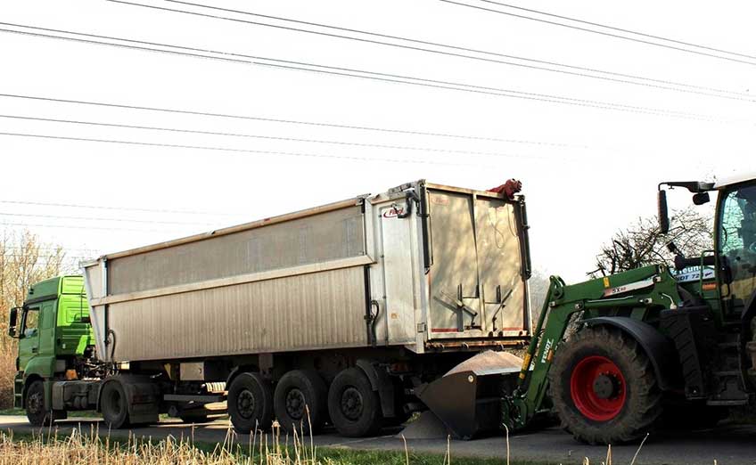 Beim Hochfahren des Lkw-Laderaums kam es zu einem Spannungsbogen zwischen dem Kipper und der Starkstromleitung. Hinter dem Lkw stand der Traktor samt seiner Frontladerschaufel.