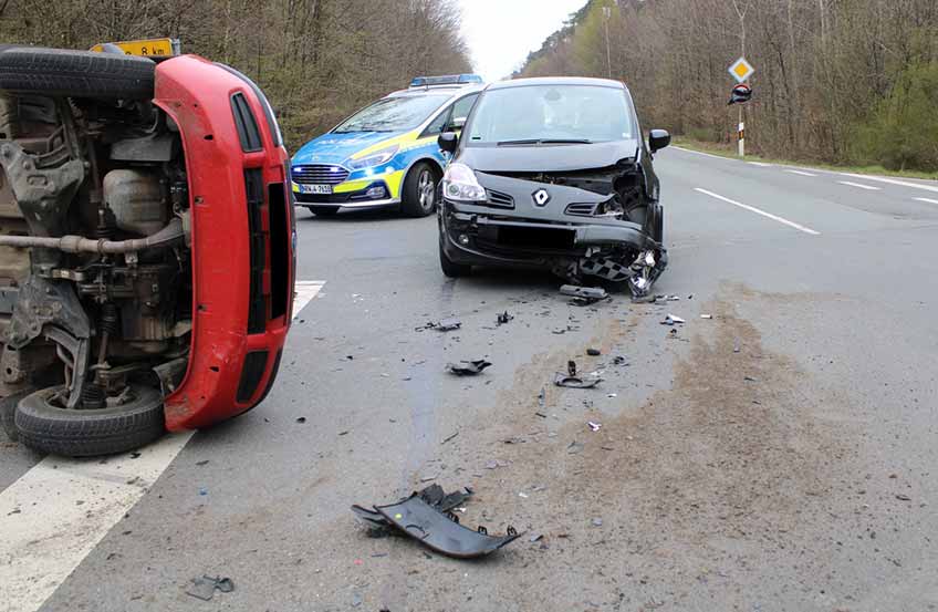 Durch die Wucht der Kollision kippte der Wagen dier Diepenauerin auf die Fahrerseite.
