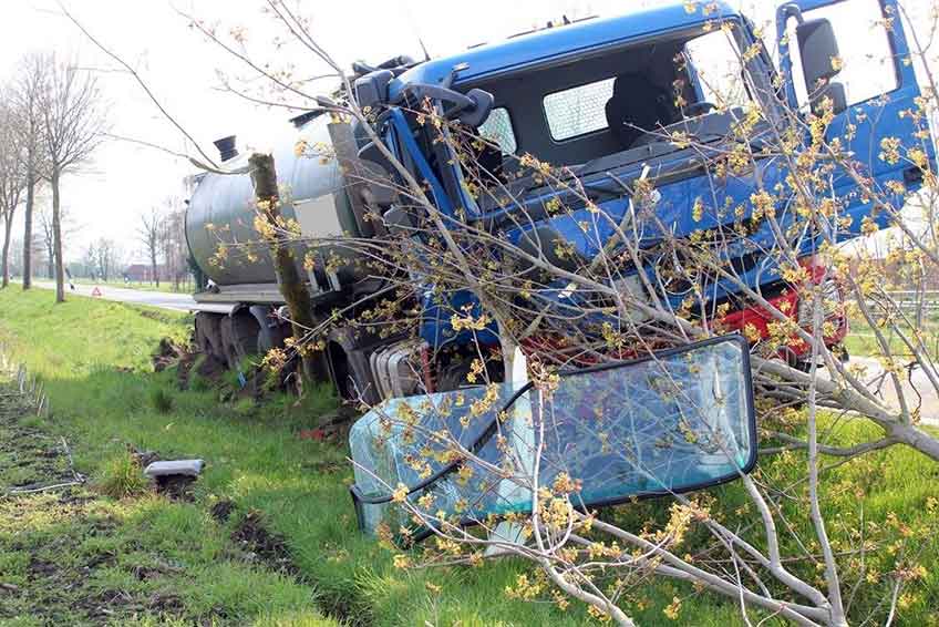 Ein G&uuml;lle-Transporter ger&auml;t auf den Seitenstreifen und bleibt vor einem Baum stehen.