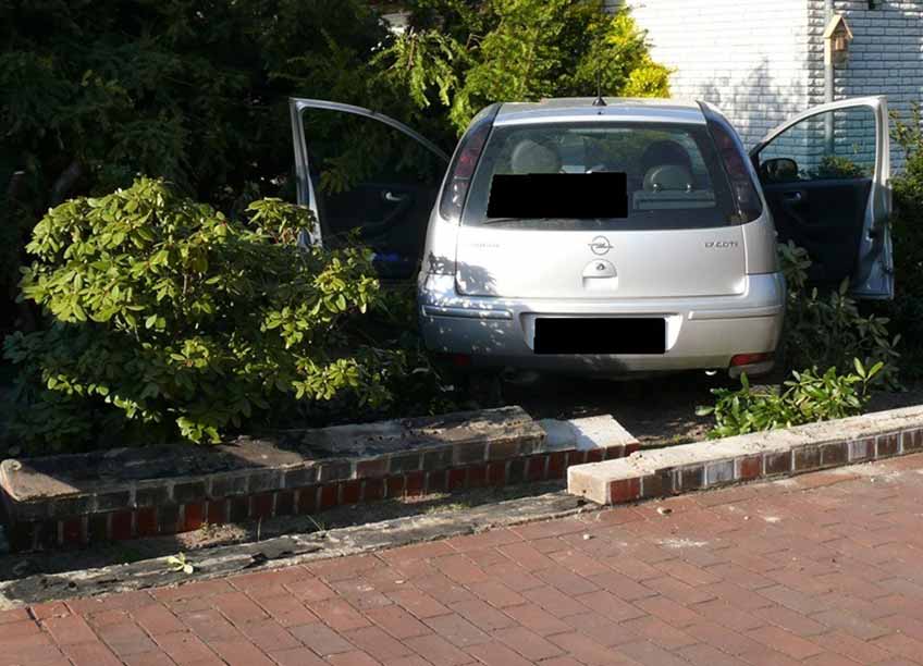 Das Auto geriet in einen Vorgarten.
