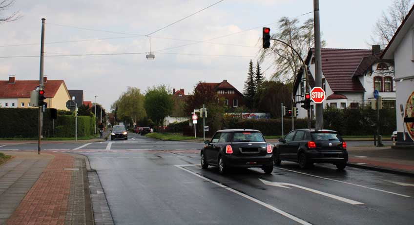 An dieser Kreuzung bog der bisher unbekannte Fahrzeuglenker links ab.