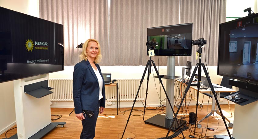 Startschuss f&uuml;r schnelles Internet: Paul Gummert (von links), Paul Gauselmann, Larissa Mattlage und Henning Vieker freuen sich &uuml;ber die Highspeed-Anbindung von Schloss Benkhausen. 