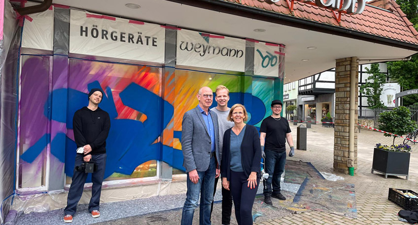 Seit gestern prangt an der Schaufensterfront vom Zentrum f&uuml;r Seh- und H&ouml;rberatung Weymann in L&uuml;bbecke ein farbenfrohes Graffiti. Mit dieser au&szlig;ergew&ouml;hnlichen Idee m&ouml;chte sich Firmenchef J&ouml;rg Weymann bei der L&uuml;bbecker Bev&ouml;lkerung f&uuml;r die Treue w&auml;hrend der Corona-Zeit bedanken.