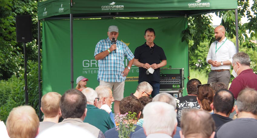 Thema des Tages war das gr&ouml;&szlig;te regionale Infrastrukturprojekt seit Jahrzehnten: das Glasfasernetz. Dieses m&ouml;chte das Infrastrukturunternehmen GREENFIBER vor Ort errichten. Die neuen Lockerungen machten erstmals seit langer Zeit eine gr&ouml;&szlig;ere Veranstaltung unter freien Himmel m&ouml;glich.