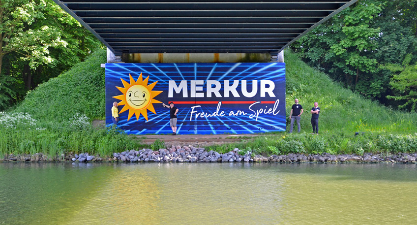 Am Mittellandkanal ist ein neues Kunstwerk entstanden: Der Espelkamper Gaffiti-K&uuml;nstler Dennis Herb hat den Br&uuml;ckenpfeiler gegen&uuml;ber dem Schiffsanleger von Schloss Benkhausen versch&ouml;nert und das aktuelle Unternehmenslogo der Gauselmann Gruppe auf die Betonwand gezaubert. 