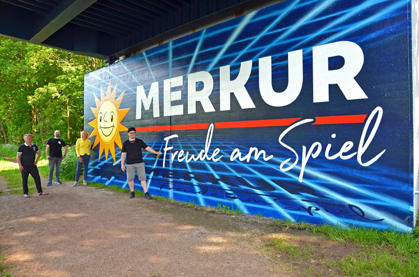 Am Mittellandkanal ist ein neues Kunstwerk entstanden: Der Espelkamper Gaffiti-K&uuml;nstler Dennis Herb hat den Br&uuml;ckenpfeiler gegen&uuml;ber dem Schiffsanleger von Schloss Benkhausen versch&ouml;nert und das aktuelle Unternehmenslogo der Gauselmann Gruppe auf die Betonwand gezaubert. 