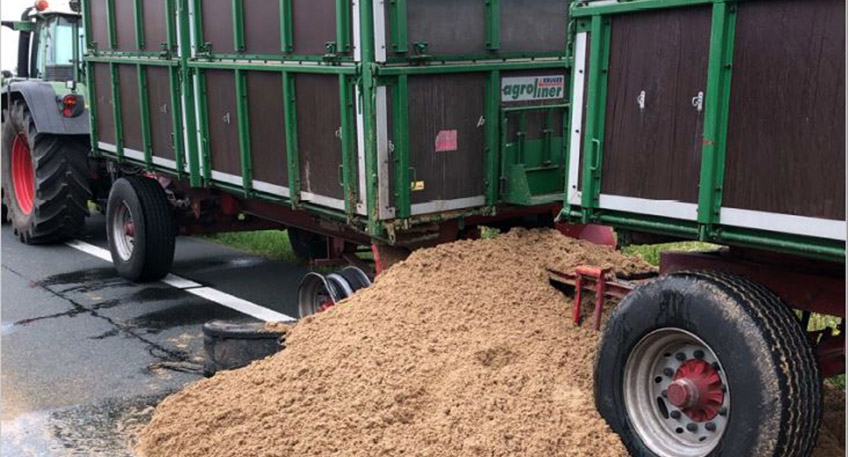 Scheinbar wegen eines geplatzten Reifens hat ein Traktor-Gespann am Donnerstag gegen 15.45 Uhr auf der Diepholzer Stra&szlig;e (B 239) eine gr&ouml;&szlig;ere Menge Sand verloren. Dabei gerieten den Erkenntnissen der Polizei zufolge umherfliegende Gummiteile des betroffenen Reifens gegen einen Sicherungshebel der Ladeklappe des Anh&auml;ngers, sodass sich diese &ouml;ffnete und der Sand &uuml;ber einer L&auml;nge von knapp 50 Metern auf die Stra&szlig;e rieselte.