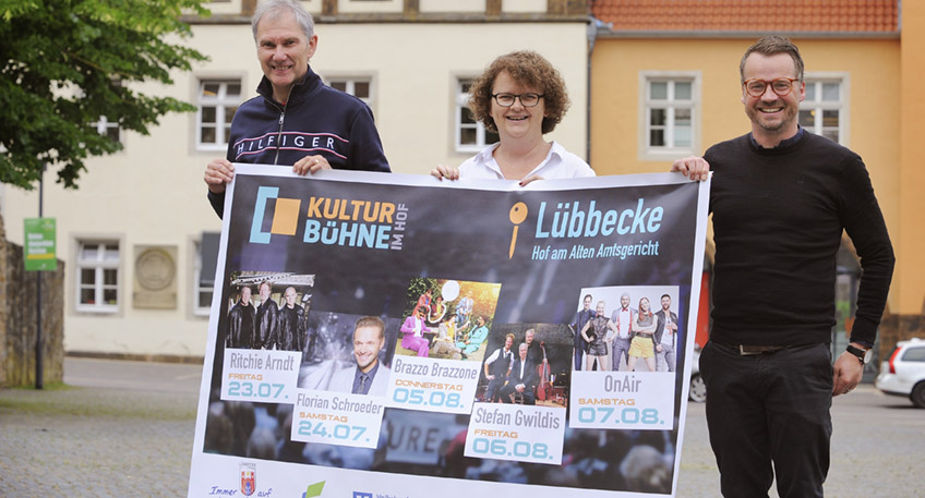 Foto (Stadt L&uuml;bbecke): &Uuml;ber den begonnenen Vorverkaufsstart f&uuml;r die Veranstaltungen auf der KulturB&uuml;hne im Hof freuen sich (von links nach rechts): Karl-Wilhelm Bruns (KWB Veranstaltungen), Claudia Kleine-Niermann (Mediothek L&uuml;bbecke) und Philipp Knappmeyer (Stadt L&uuml;bbecke, Dezernent B&uuml;rgerdienste)