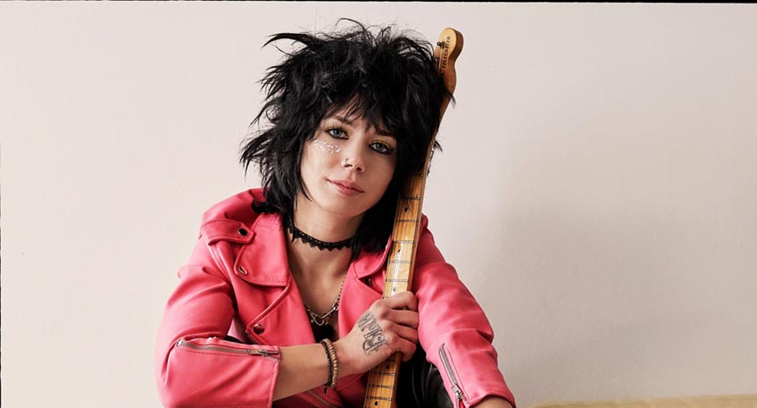 Sommerb&uuml;hne des JFK Stemwede Vanja Sky &ndash; Power-Blues-Rock Am Life House, Stemwede-Wehdem Sonntag, 29. August 2021   17 Uhr Eintritt: 18 &euro; / 16 &euro; (erm&auml;&szlig;igt und Mitglieder)  Vanja Sky ist wahrhaftig: Eine Revolverheldin des Bluesrock mit feuriger Stimme, und bewaffnet mit einem Aufsehen erregenden neuen Album voller moderner Klassiker. Die Bluesrock Frauenpower schl&auml;gt die Br&uuml;cke von der alten Garde der Bluestraditionalisten hin zu einem jugendlichen Publikum. Sie &uuml;berzeugt mit ihren eindringlichen Eigenkompositionen, die auf Augenh&ouml;he mit den aktuellen Genregr&ouml;&szlig;en stehen. Vanja Sky ist mit ihrer Band auf der Sommerb&uuml;hne des JFK Stemwede zu erleben. Zu h&ouml;ren ist sie am Sonntag den 29. August um 17 Uhr am Life House in Stemwede-Wehdem.  Der Blues war urspr&uuml;nglich die Initialz&uuml;ndung der musikalischen Erweckung einer jungen Kroatin. Nach dem Besuch eines Konzerts war Vanja vom Gedanken besessen in Blues und Rock ihre wahre Bestimmung gefunden zu haben. Seither sind nicht nur ein paar Jahre ins Land gegangen, sondern auch die Entdeckung durch das deutsche Plattenlabel Ruf Records, einer Talentschmiede sondergleichen. Vanja, die sich seither Vanja Sky nennt, steht den Stars der aktuellen Classic Retro Rock Szene wie den BLUES PILLS kaum nach.  Die bisherigen H&ouml;hepunkte ihrer Karriere umfasst u.a. die Zusammenarbeit mit Gr&ouml;&szlig;en wie Mike Zeto und Bernard Allison, sowohl auf ihrem Deb&uuml;talbum &bdquo;Bad penny&ldquo; als auch bei der 2018er BLUES CARAVAN Tour, Festivalshows in Frankreich, Deutschland und den Niederlanden, sowie Supportshows f&uuml;r UFO und CANNED HEAT. Da hat sie selbst die altehrw&uuml;rdigen Stars beeindruckt. Wenn Vanja Sky loslegt ist der &bdquo;Rock and roll train&ldquo; nicht zu stoppen. Das Konzert wird gef&ouml;rdert von der Beauftragten der Bundesregierung f&uuml;r Kultur und Medien und der Initiative Musik. F&uuml;r Reservierungen und Informationen steht der JFK Stemwede unter 0170-2718498 zur Verf&uuml;gung. Reservierungen sind auf der Homepage unter www.jfk-stemwede.de oder auch per E-Mail unter info@jfk-stemwede.de m&ouml;glich. Karten sind auch an der Tageskasse erh&auml;ltlich.