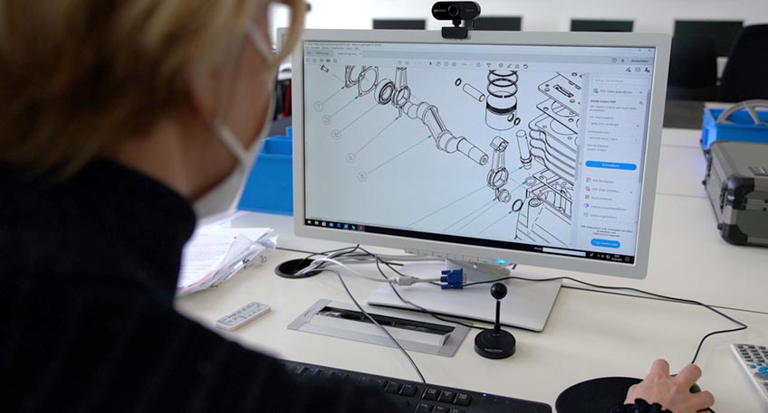 Technischer Fortschritt wird seit jeher getragen von brillanten Ingenieurinnen und Ingenieuren. Diese m&uuml;ssen ihr &bdquo;Handwerk&ldquo; verstehen, noch wichtiger allerdings ist etwas Anderes, findet Prof. Dr. Andreas Tenzler: &bdquo;Kreativit&auml;t!&ldquo;  Unverzichtbarer kreativer Entwicklungsprozess  Tenzler ist verantwortlich f&uuml;r das Lehrgebiet Konstruktionstechnik am Campus Minden der Fachhochschule Bielefeld. &bdquo;Konstruieren bedeutet f&uuml;r mich, zun&auml;chst einmal eine Idee zu entwickeln&ldquo;, sagt der Hochschullehrer. &bdquo;Es gilt, sich ein Produkt auszudenken, das noch nicht oder zumindest so noch nicht existiert. Sicherlich m&uuml;ssen die physikalischen Gesetzm&auml;&szlig;igkeiten und weitere Grundlagen bekannt sein. Aber das alles ist nur Mittel zum Zweck und kein Ersatz f&uuml;r den unverzichtbaren kreativen Ideenentwicklungsprozess.&ldquo;  Diverse praxisintegrierte Studieng&auml;nge am Campus Minden  Mit dieser Grundbotschaft geht Tenzler auf die Studierenden der praxisintegrierten Studieng&auml;nge Maschinenbau, Elektrotechnik und Wirtschaftsingenieurwesen am Campus Minden zu. Praxisintegriert, das bedeutet, dass die H&auml;lfte des Studiums an der FH und die andere H&auml;lfte in einem Unternehmen stattfindet, das die Studierenden auch bezahlt. Sehr praxisbezogen allerdings sind beide Teile des Studiums, und auch das ist Prof. Tenzler extrem wichtig.  Die technische Grundlage muss stimmen  Wenngleich der Professor die Bedeutung der technischen Grundlagen durch die Hervorhebung der Kreativit&auml;t vielleicht ein bisschen relativiert, legen er und sein Team durchaus gro&szlig;en Wert auf die Vermittlung der technischen Fertigkeiten. &bdquo;Die Studierenden sollen das Konstruieren von der Pike auf lernen&ldquo;, best&auml;tigt Dipl. Ing. Florian Ernst. Ernst ist wissenschaftlicher Mitarbeiter am Campus Minden und betreut das CAD-Labor. Hier ist der Ort, an dem die Fertigkeiten vermittelt werden, die den Studierenden die Chance geben, ihre Kreativit&auml;t k&uuml;nftig professionell anbringen zu k&ouml;nnen.  Ausprobieren des kompletten Konstruktionsprozesses  CAD, das steht f&uuml;r Computer-Aided Design, und geh&ouml;rt heute zum Standard in der Welt des Maschinenbaus. Fr&uuml;her wurden Konstruktionen am Zeichenbrett mit Papier und Bleistift kreiert. Heute geschieht dies am Rechner. Ganze Baugruppen k&ouml;nnen heute mittels CAD dreidimensional modelliert und mehr oder weniger nahtlos dann auch produziert werden. An 16 Arbeitspl&auml;tzen bietet das CAD-Labor am Campus Minden Studierenden die M&ouml;glichkeit, den kompletten Konstruktionsprozess von der Modellierung eines Bauteils &uuml;ber das Plotten auf einem Gro&szlig;formatdrucker bis hin zum Modellentwurf im 3D-Drucker zu gestalten. Neben den Studierenden der Studieng&auml;nge Maschinenbau, Elektrotechnik und Wirtschaftsingenieurswesen nutzen gelegentlich auch angehende Architektinnen und Architekten das Labor. F&uuml;r sie besonders interessant: die Fertigung von Modellen im 3D-Druck. Und auch Schulklassen der Jahrg&auml;nge 9-13 besuchen regelm&auml;&szlig;ig das Labor, um einen Einblick in das Studium zu erhalten.  Drei spannende Semester Maschinenbau  Der H&uuml;ter des Labors, Florian Ernst, besch&auml;ftigt sich allerdings in erster Linie mit der ganz konkreten Ausbildung der Studierenden. Beispiel Maschinenbau: Im ersten Semester erhalten die Studierenden ihr eigenes Bauteil, das vermessen, h&auml;ndisch gezeichnet und sp&auml;ter im CAD-Programm modelliert werden muss. Daraufhin k&ouml;nnen sie dann eine Konstruktionszeichnung ableiten. Im zweiten Semester werden die animierten Bauteile unter den Studierenden getauscht, damit sie diese in einer Baugruppe zusammensetzen. Im dritten Semester schlie&szlig;lich wird den Studierenden eine freie Aufgabe gestellt, wie sie es im Berufsleben durch einen Kundenauftrag erleben k&ouml;nnten, zum Beispiel die Konstruktion eines Getriebes.  Praktische Gruppenarbeit als Erfolgsmodell  &bdquo;Ich sch&auml;tze die Arbeit mit den Studierenden in Kleingruppen und das pers&ouml;nliche Gespr&auml;ch hierbei&ldquo;, erz&auml;hlt Florian Ernst. &bdquo;Es ist toll zu erleben, wie mit konkreten individuellen Hilfestellungen echte Lernfortschritte erzielt werden k&ouml;nnen.&ldquo; Auch Prof. Tenzler h&auml;lt viel von Gruppenarbeit: &bdquo;Besonders spannend finde ich die Konstellation, dass Studierende aus verschiedenen Backgrounds zusammenarbeiten, was oft vorkommt. Da treffen ausgelernte Facharbeiterinnen und Facharbeiter auf Abiturientinnen und Abiturienten, und es gibt ganz unterschiedliche Wissensst&auml;nde und Erfahrungen, die sich dann aber gegenseitig befruchten.&ldquo;  Ausbau des CAD-Labors  Aufgrund der erfolgreichen Integration in das Studium wird das CAD-Labor des Campus Minden weiter auf dem neuesten Stand gehalten. Der Ingenieursnachwuchs soll hier so lernen k&ouml;nnen, wie es von ihm sp&auml;ter im Berufsleben in den Unternehmensabteilungen f&uuml;r Konstruktion, Entwicklung oder Fertigung erwartet wird. Zuletzt hat die Fachhochschule deshalb einen 3D-Scanner f&uuml;r das Labor angeschafft. Mit diesem k&ouml;nnen die Studierenden physische Objekte abscannen und mit den erfassten Daten einen Volumenk&ouml;rper erzeugen, der dann wiederum in ein CAD-System &uuml;bertragen wird. So entstehen Bauteile, die dann in der ebenfalls zum Campus Minden geh&ouml;renden Maschinenhalle gefertigt werden. Vorausgesetzt, die kreative Idee hinter der Konstruktion ist es wert, versteht sich.  Quelle: FH Bielefeld, Fotos: Felix H&uuml;ffelmann / FH Bielefeld
